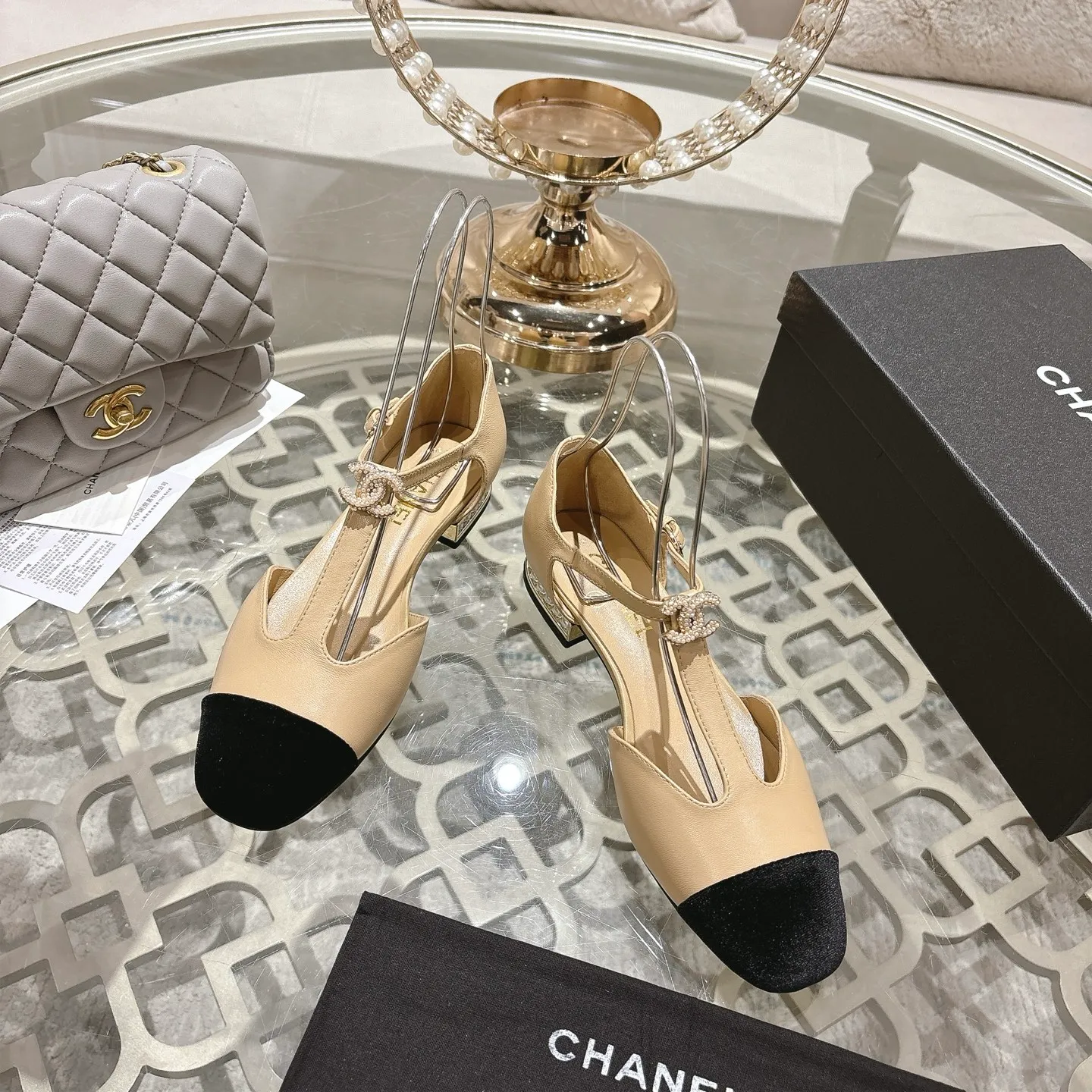 👟👟Ex-factory price 560👟👟 25ss early autumn new Xiaoxiang Chanel pearl double C buckle T-strap Mary Jane shoes pearl heel buckle shoes doll shoe design is so cute 💥The daughter of a rich family has the sense of sight, retro sweetness and age reduction! Mary Jane's unique noble texture allows you to practice various combinations of beauty. Beauty and comfort coexist. Who can not be tempted? The high-end simple style will never go out of style when worn again and again. It vividly interprets the charm of the exclusive fragrance. More possibilities for shaping. Original molded hardware buckle. Upper: lambskin. Lining: sheepskin. Outsole: genuine leather outsole imported from Italy. Size: 35-39 (40.41 custom-made, non-refundable).